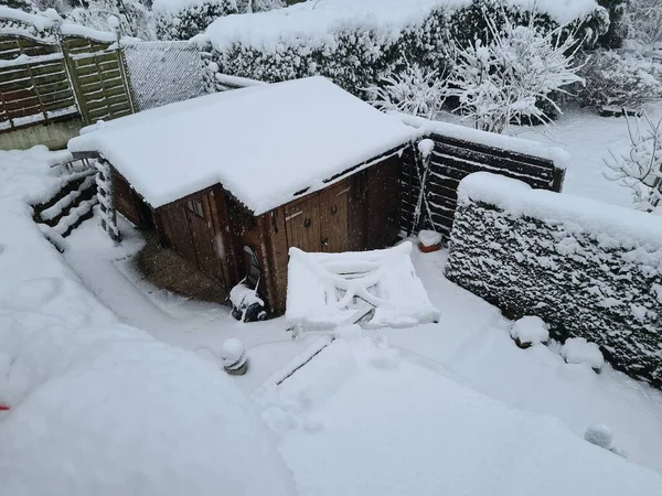 Casa Jardim Árvores Cobertas Neve Frio Inverno Ensolarado Dia Com — Fotografia de Stock