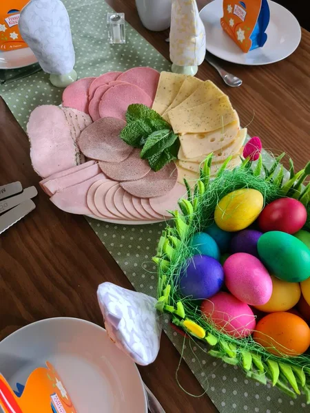 Tradycyjny Wielkanocny Stół Śniadaniowy Ozdobionymi Jajkami — Zdjęcie stockowe