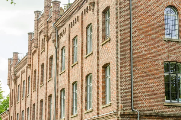 Oude huis gemaakt van bakstenen — Stockfoto