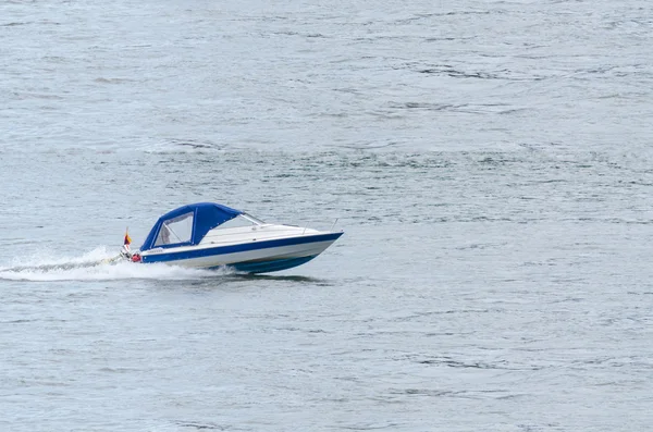 平面上のスポーツ ボート — ストック写真
