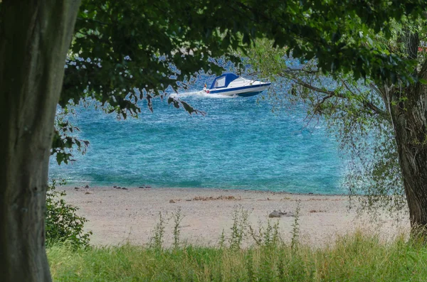 Strand mit Boot — Stockfoto