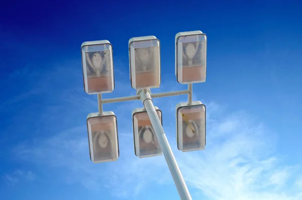 Pouliční lampa s šesti svítilnami — Stock fotografie