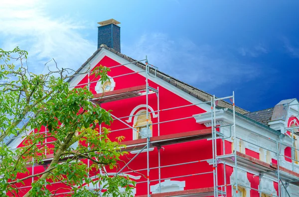 House facade with scaffolding — Stock Photo, Image