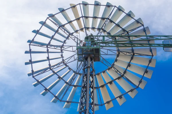 Wind turbine, wind power tower, pump — Stock Photo, Image