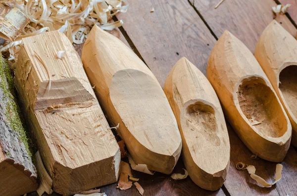 Drewniane pantofle, drewniaki produkcji — Zdjęcie stockowe