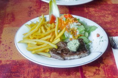 Biftek, patates, salata