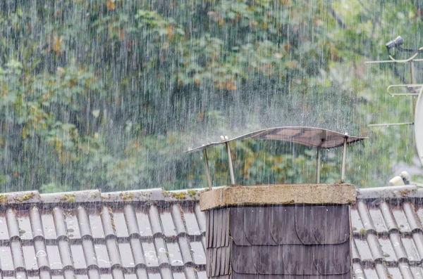 Lluvia, fuerte lluvia, duchas, chimenea — Foto de Stock