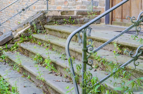 Escaleras viejas, malas hierbas, hierba — Foto de Stock