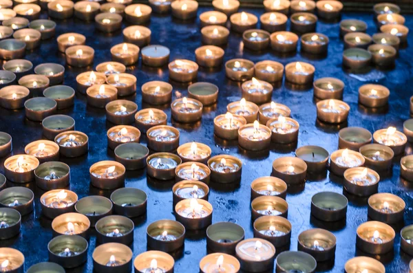 Doação de velas em uma igreja — Fotografia de Stock