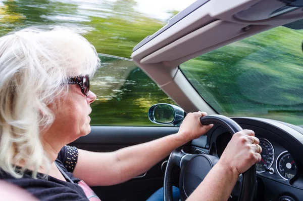 Schöne Frau am Steuer eines Cabrios — Stockfoto