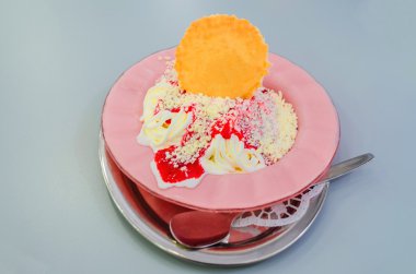 Spagetti buz üzerinde beyaz izole pembe plaka üzerinde