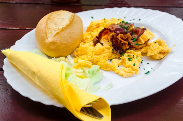 Breakfast plate with scrambled eggs and bacon — Stock Photo, Image