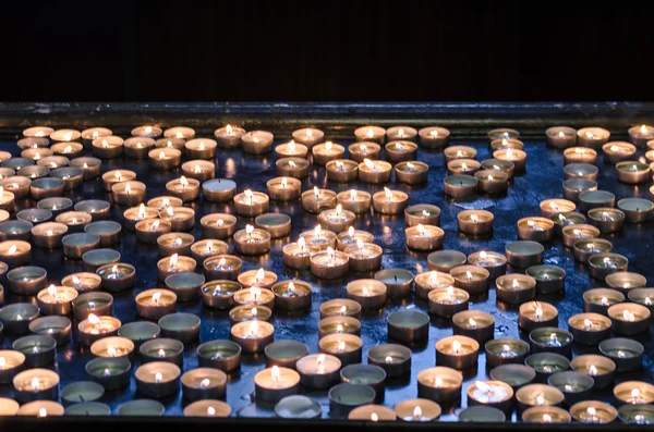 Kaarsen in een kerk — Stockfoto
