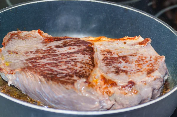 Carne de bovino refogada na panela etária — Fotografia de Stock