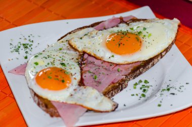 İki kızarmış yumurta ekmek üzerinde