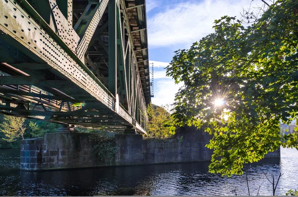 Luz solar, Ponte ferroviária, Rio — Fotografia de Stock