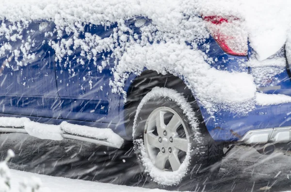 Close-up carro na neve — Fotografia de Stock