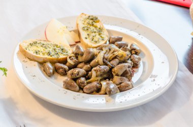 Tavuk Kalpler, sarımsaklı ekmek, Tapas