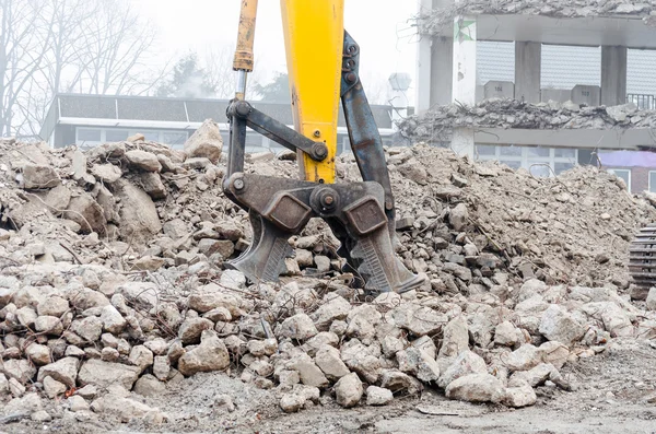 Rivning grävmaskin i aktion — Stockfoto