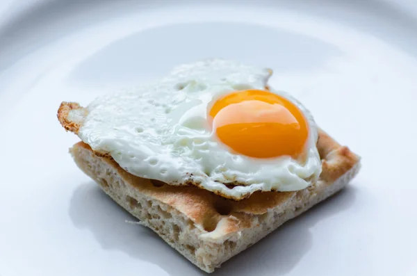 Quail egg as fried egg — Stock Photo, Image