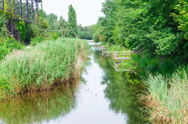 Creek, kanál v Duisburgu Park krajina — Stock fotografie