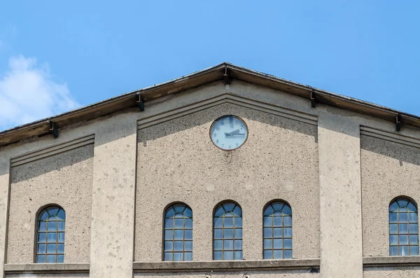 Vista frontal da fábrica com relógio — Fotografia de Stock