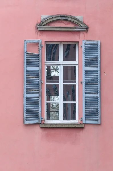 Vecchia finestra con persiane in legno — Foto Stock