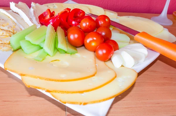 Prato de queijo com frutas — Fotografia de Stock