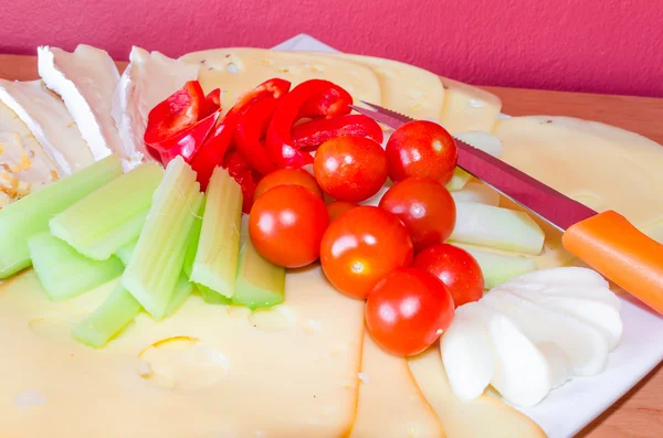 Piatto di formaggio con frutta — Foto Stock