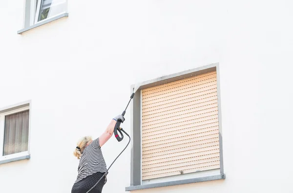 High-pressure cleaning facade — Stock Photo, Image