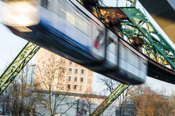 Wuppertal városban üzemelő egysínű vasút. — Stock Fotó