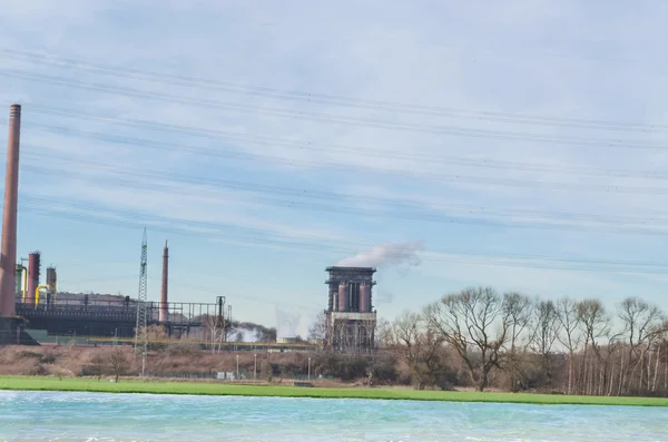 Velha central eléctrica no rio — Fotografia de Stock