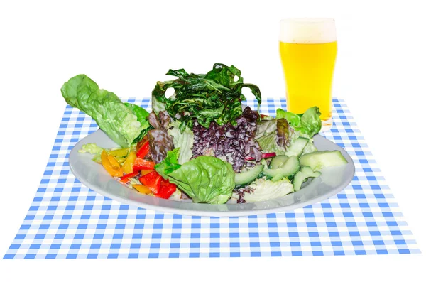 Insalata bavarese con bicchiere di birra — Foto Stock