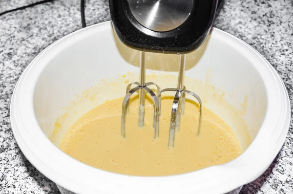 Misturando uma massa de bolo — Fotografia de Stock