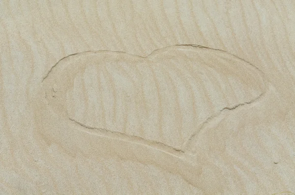 Hjärtat på strand sanden dras. — Stockfoto