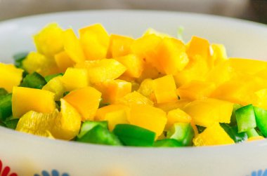 Bir kase kırmızı biber parçaları