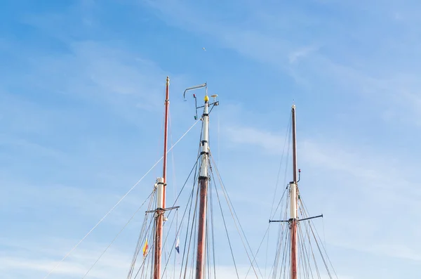 Verschiedene Schiffsmasten — Stockfoto