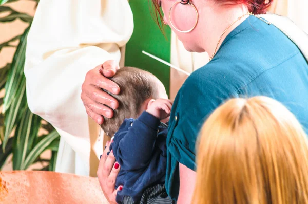 Крещение маленького ребенка — стоковое фото