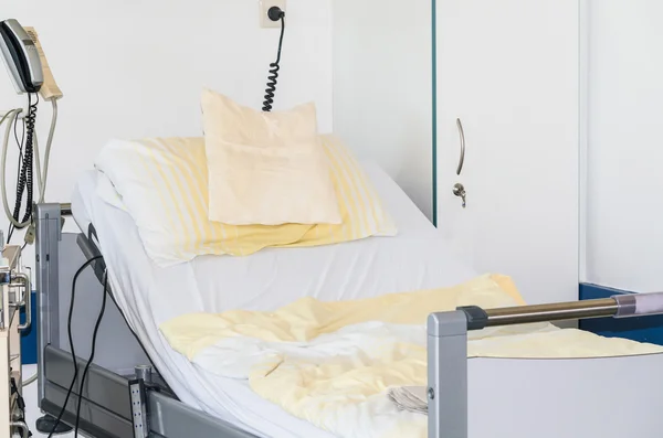 Пустая больничная кровать — стоковое фото