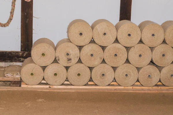 Rodillos de cuerda. Montón de rodillos de cuerda en una fábrica textil . — Foto de Stock