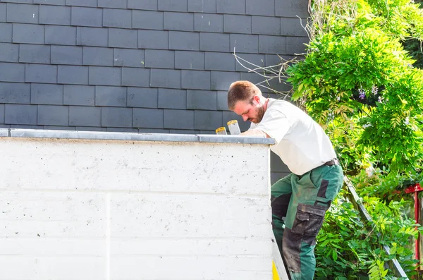 Çatı tamiri. İnşaat işçisi merdiven t