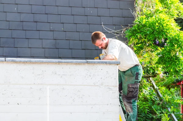 Ra bir garaj çatı onarım inşaat işçisi. epairman