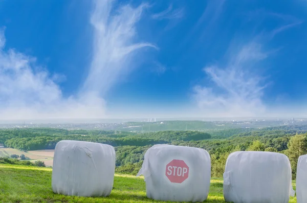 Strohballen mit Stop-Symbol — Stockfoto