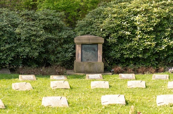 Groby żołnierzy na cmentarzu ewangelickim w Velbert centrum... Groby żołnierzy — Zdjęcie stockowe