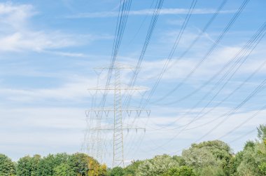 Arka plan mavi gökyüzü ile yüksek gerilim kuleleri. Güç hattı