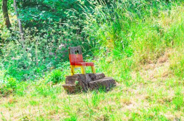 Almanya'nın ulusal renklerde küçük ahşap sandalye.           