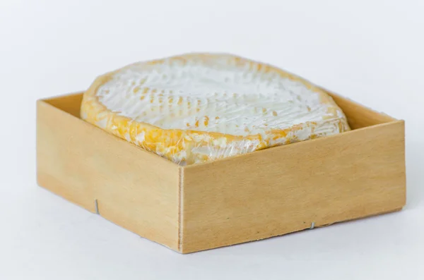 Camembert en envases de madera —  Fotos de Stock