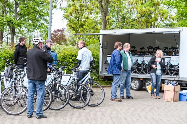 Fahrradtour mit Kunstherz-Patienten der elisabeth-kranken — Stockfoto