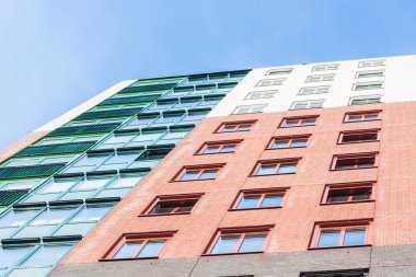 Bir gökdelenin renkli cephe 