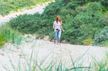 kum tepeleri yürüyen kadın